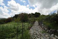 Le village de Garazo en Crète. Colline de l'acropole de l'antique Axos. Cliquer pour agrandir l'image.