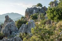 Le village de Garazo en Crète. Les Sculptures de la Nature à Chonos (auteur Géoparc du Psiloritis). Cliquer pour agrandir l'image.