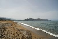 Le village de Georgioupoli en Crète. L'Apokoronas et le cap Drapano vus depuis la plage de Kournas. Cliquer pour agrandir l'image.