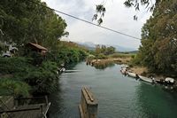 Le village de Georgioupoli en Crète. Le confluent de la rivière Almyros et de la rivière Boutakas. Cliquer pour agrandir l'image.