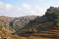 Le village de Gonia en Crète. Les ruines de la tour nord du château de Bonriparo (auteur Frente). Cliquer pour agrandir l'image.