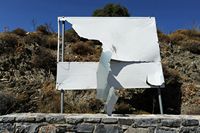 Le village de Goniès en Crète. Tôle déchirée par le vent à Goniès. Cliquer pour agrandir l'image.