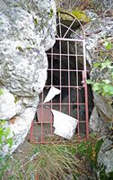 Le village de Goniès en Crète. La grotte de Chaïnospilios près de Kamaraki. Cliquer pour agrandir l'image.