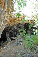 Le village de Gouvès en Crète. L'entrée de la grotte de Skotino. Cliquer pour agrandir l'image.