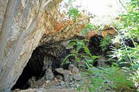 Le village de Gouvès en Crète. L'entrée de la grotte de Skotino. Cliquer pour agrandir l'image.