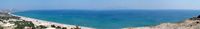 La plage de Polémi sur le golfe de Kéfalos sur l'île de Kos (auteur Kicksi). Cliquer pour agrandir l'image.