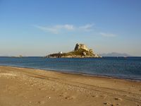 L'îlot Kastri dans le golfe de Kéfalos sur l'île de Kos (auteur Edvardas Vaišvila). Cliquer pour agrandir l'image.