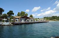 Le village de Kondokali sur l’île de Corfou. Bar de la plage de l'hôtel Kontokali. Cliquer pour agrandir l'image.