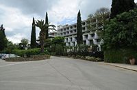 Le village de Kondokali sur l’île de Corfou. Façade de l'hôtel Kontokali. Cliquer pour agrandir l'image.