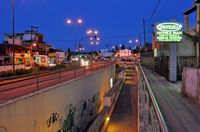 Le village de Kondokali sur l’île de Corfou. L'autoroute urbaine (auteur Marc Ryckaert). Cliquer pour agrandir l'image.