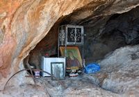 Le village de Koutsouras en Crète. La grotte de saint Joseph Gérontogiannis au monastère de Kapsa (auteur Marc Ryckaert). Cliquer pour agrandir l'image.