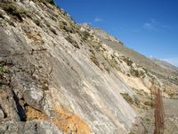 Le village de Kroussonas en Crète. L'escarpement de faille de Kroussonas (auteur Géoparc du Psiloritis). Cliquer pour agrandir l'image.