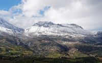 Le village de Kroussonas en Crète. Kroussonas, la colline de Gournos et le mont Voskero (auteur C. Messier). Cliquer pour agrandir l'image.