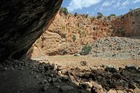 Le village de Marathos en Crète. Le gouffre de Voulismeno Aloni. Cliquer pour agrandir l'image.