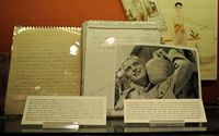 Le village de Myrtia en Crète. Photo de Mélina Mercouri en tournage au musée Nikos Kazantzakis. Cliquer pour agrandir l'image.