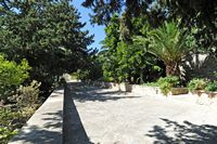 Le village de Myrtia en Crète. Allée du monastère Saint-Georges Epanosifis à Metaxochori. Cliquer pour agrandir l'image.
