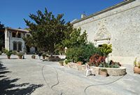 Le village de Myrtia en Crète. Église du monastère Saint-Georges Epanosifis à Metaxochori. Cliquer pour agrandir l'image.