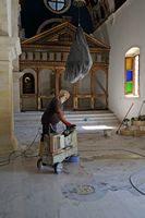 Le village de Myrtia en Crète. Restauration de l'église du monastère Saint-Georges Epanosifis à Metaxochori. Cliquer pour agrandir l'image.