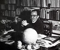Le village de Myrtia en Crète. Nikos Kazantzakis à Antibes en 1956 (crédit photo Musée d'Histoire de Crète). Cliquer pour agrandir l'image.