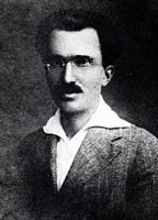 Le village de Myrtia en Crète. Portrait de Nikos Kazantzakis en 1915 (crédit photo Musée d'Histoire de Crète). Cliquer pour agrandir l'image.