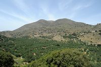 Le village de Néapolis en Crète. La plaine karstique de Néapoli vue depuis la cité antique de Dréros. Cliquer pour agrandir l'image.