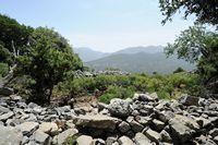 Le village de Néapolis en Crète. Vue depuis les ruines de la cité antique de Dréros. Cliquer pour agrandir l'image.