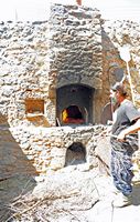 Le village de Néapolis en Crète. Cuisson du pain au four à bois au monastère d'Aréti. Cliquer pour agrandir l'image.