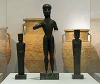Le village de Néapolis en Crète. La triade de statuettes apoliniennes découvertes dans la cité antique de Dréros (auteur ZDE). Cliquer pour agrandir l'image.