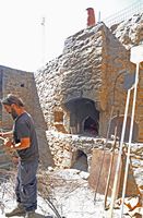 Le village de Néapolis en Crète. Cuisson du pain au four à bois au monastère d'Aréti. Cliquer pour agrandir l'image.