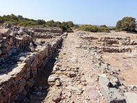 Le village de Palékastro en Crète. Rue principale du site archéologique de Roussolakos (auteur Olaf Tausch). Cliquer pour agrandir l'image.