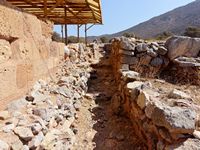 Le village de Palékastro en Crète. Une rue du bloc M du site archéologique de Roussolakos (auteur Olaf Tausch). Cliquer pour agrandir l'image.