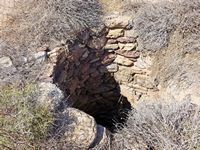 Le village de Palékastro en Crète. Un puits du site archéologique de Roussolakos (auteur Olaf Tausch). Cliquer pour agrandir l'image.