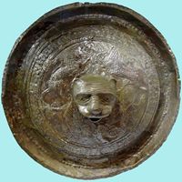 Le village de Palékastro en Crète. Bouclier d'époque archaïque du temple de Zeus du site archéologique de Roussolakos (auteur Olaf Tausch). Cliquer pour agrandir l'image.