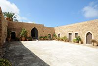 Le village de Palékastro en Crète. Cour du monastère du Toplou. Cliquer pour agrandir l'image.