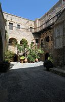 Le village de Palékastro en Crète. Le cloître du monastère du Toplou. Cliquer pour agrandir l'image.