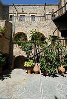 Le village de Palékastro en Crète. Le cloître du monastère du Toplou. Cliquer pour agrandir l'image.