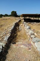 Le village de Palékastro en Crète. Une rue de l'îlot M du site archéologique de Roussolakkos. Cliquer pour agrandir l'image.