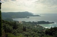 Le village de Paleokastrítsa à Corfou. Baies d'Agia Triada et de Liapades. Cliquer pour agrandir l'image.