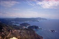 Le village de Paleokastrítsa à Corfou. La côte vue depuis la forteresse d'Angelokastro. Cliquer pour agrandir l'image.