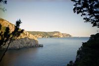 Le village de Paleokastrítsa à Corfou. La baie de Liapades. Cliquer pour agrandir l'image.