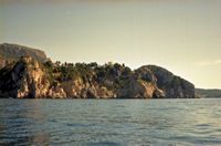 Le village de Paleokastrítsa à Corfou. Le monastère vu depuis la baie de Saint-Pierre. Cliquer pour agrandir l'image.