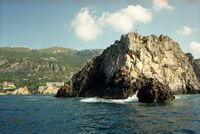 Le village de Paleokastrítsa à Corfou. Le cap Akrotiri. Cliquer pour agrandir l'image.