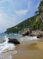 Le village de Pélékas sur l’île de Corfou. La plage des Myrtes (auteur Maczopikczu). Cliquer pour agrandir l'image.