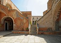 Le monastère d'Agia Triada en Crète. À gauche la bibliothèque. Cliquer pour agrandir l'image.
