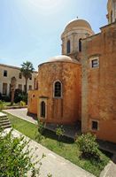 Le monastère d'Agia Triada en Crète. Façade orientale de l'église. Cliquer pour agrandir l'image.