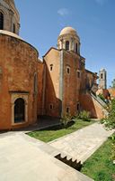 Le monastère d'Agia Triada en Crète. Façade orientale de l'église. Cliquer pour agrandir l'image.