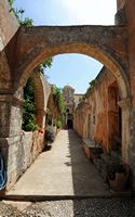 Le monastère d'Agia Triada en Crète. L'arcade de la chapelle. Cliquer pour agrandir l'image.