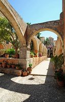 Le monastère d'Agia Triada en Crète. L'arcade de la chapelle. Cliquer pour agrandir l'image.