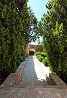 Le monastère d'Agia Triada en Crète. Allée de l'aile orientale. Cliquer pour agrandir l'image.