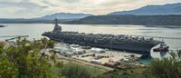 La presqu’île de l’Akrotiri en Crète. Le porte-avions Gerald Ford dans la rade de Souda le 23 mars 2026 (auteur U. S. Navy). Cliquer pour agrandir l'image.